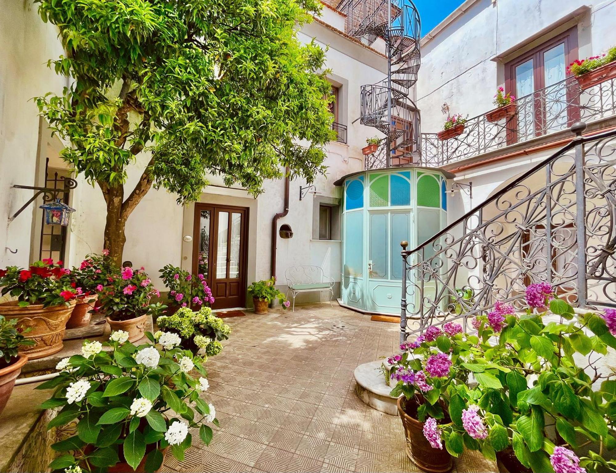 La Dimora: Relax In A Lovely Garden Масса-Лубренсе Экстерьер фото